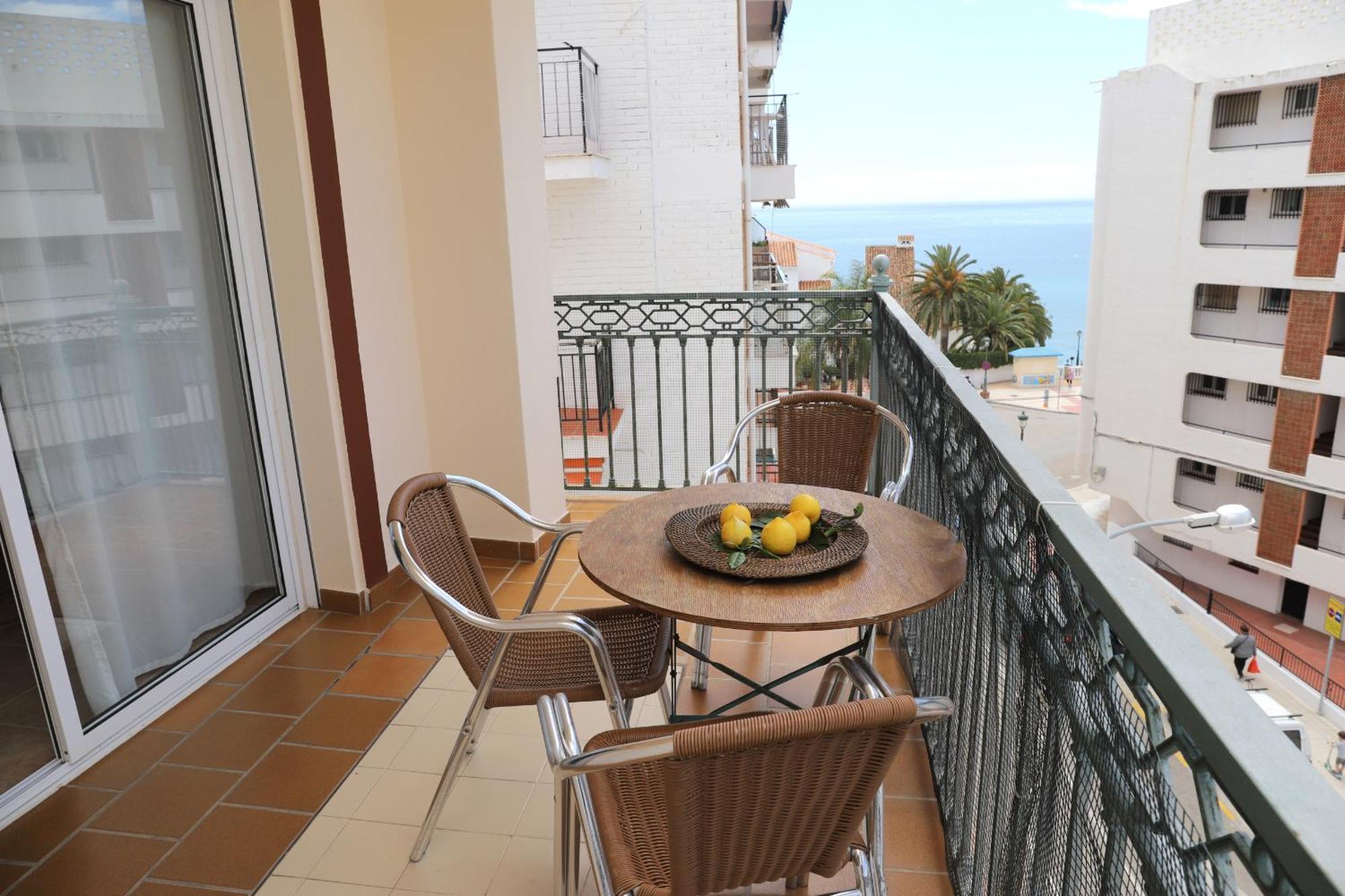 Apartamentos Latin Нерха Екстериор снимка
